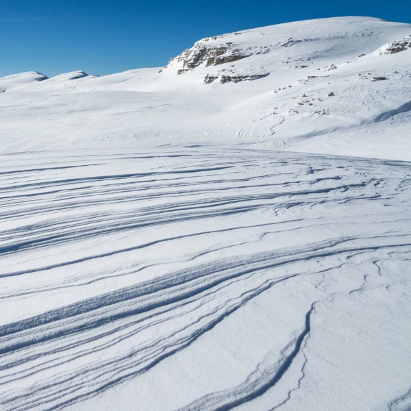 Wind signs in the terrain &ndash; recognizing wind slab snow - Ski touring course for beginners in the Dolomites - Catores