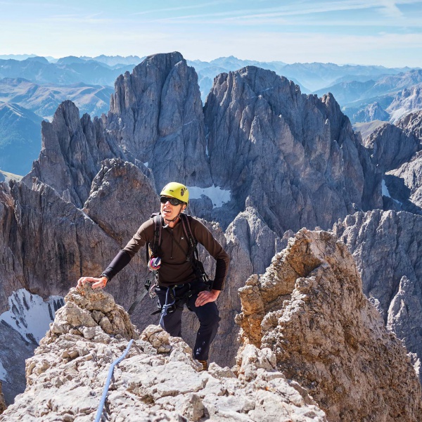 Via normale guidata al cospetto della Punta Grohmann, delle Cinque Dita e della Torre Innerkofler - Via Normale Sassolungo con una guida alpina locale - Catores