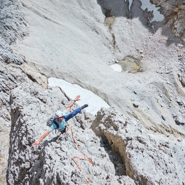 Arrampicata su roccia nei pressi del canalone di ghiaccio - Via Normale Sassolungo con una guida alpina locale - Catores