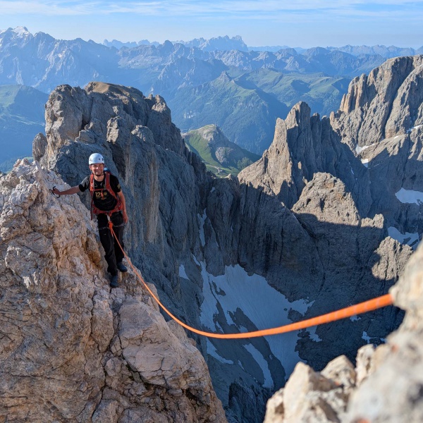 Ghiacciaio del Sassolungo sullo sfondo - Via Normale Sassolungo con una guida alpina locale - Catores