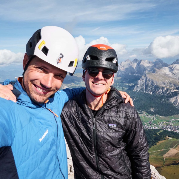La guida alpina Martin Dejori sulla vetta della sua montagna di casa - Via Normale Sassolungo con una guida alpina locale - Catores
