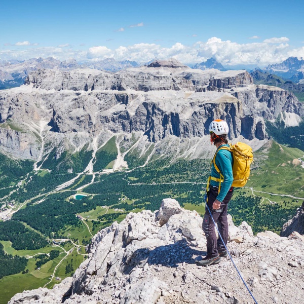 Vista dalla cima pi&ugrave; alta della Val Gardena (3.181 m) - Via Normale Sassolungo con una guida alpina locale - Catores