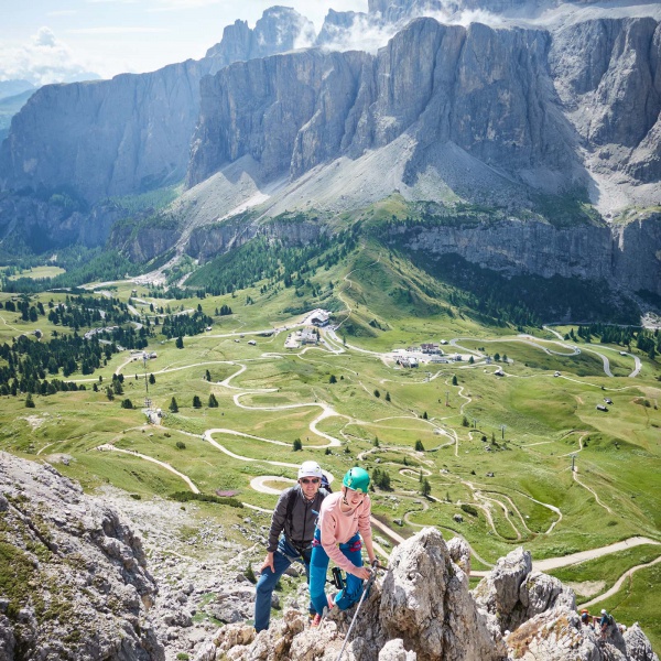 Gr&ouml;dnerjoch und Sellastock im Hintergrund - Kleine Cirspitze - Gef&uuml;hrter Einsteigerklettersteig - Catores