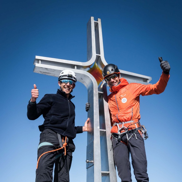 Gipfelkreuz Ortler - Ortler - Hintergrat mit Bergf&uuml;hrer - Catores