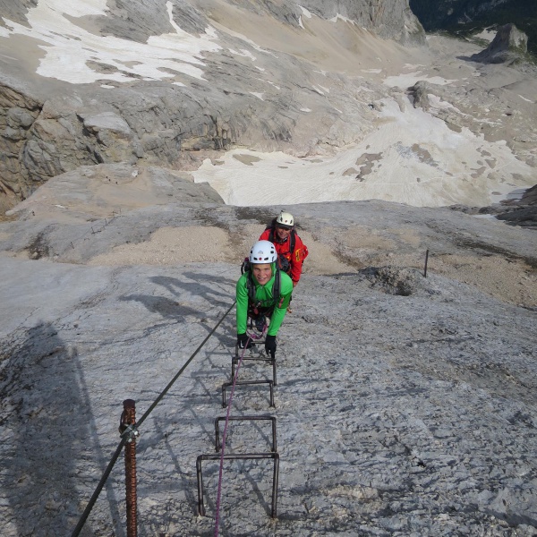 Scalette sulle placche calcaree della cresta ovest - Marmolada - Via Ferrata Cresta Ovest - Catores